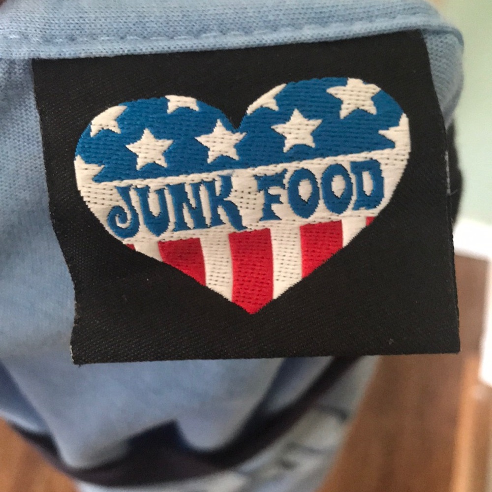 💙 EUC “vintage” Junk Food T youth size XL - Picture 3 of 3